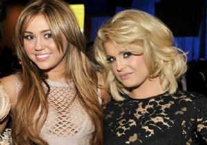 Kelly Osbourne:  Miley Sok O Dilini İçeri 