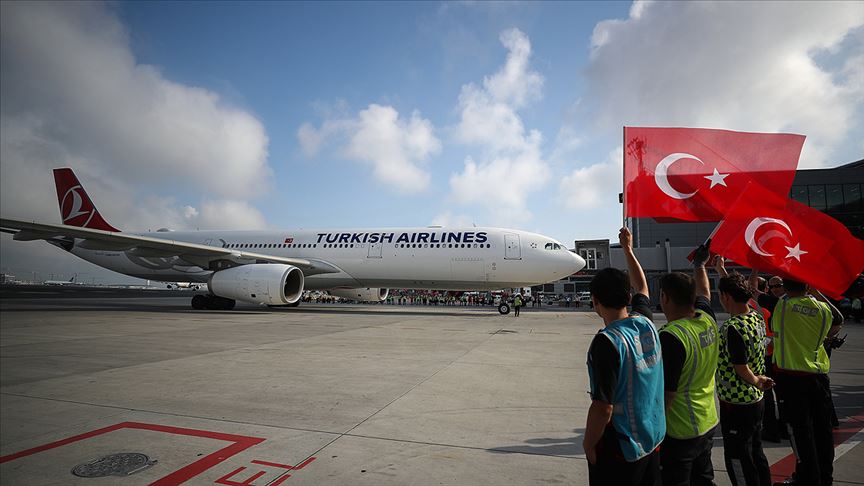 A Milli Takım a bayraklı karşılama