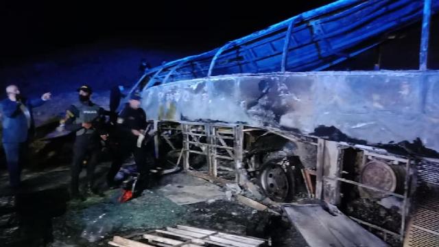 Yolcu otobüsü devrildi: 20 ölü