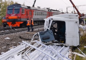 Moskova’da tren TIR’ı biçti, şoför sağ kurtuldu!