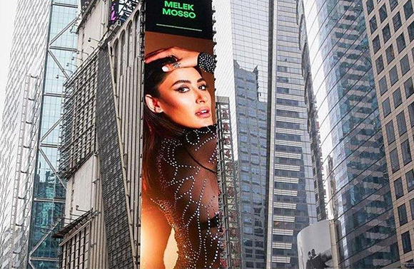 Türk şarkıcının fotoğrafı, New York u kapladı!