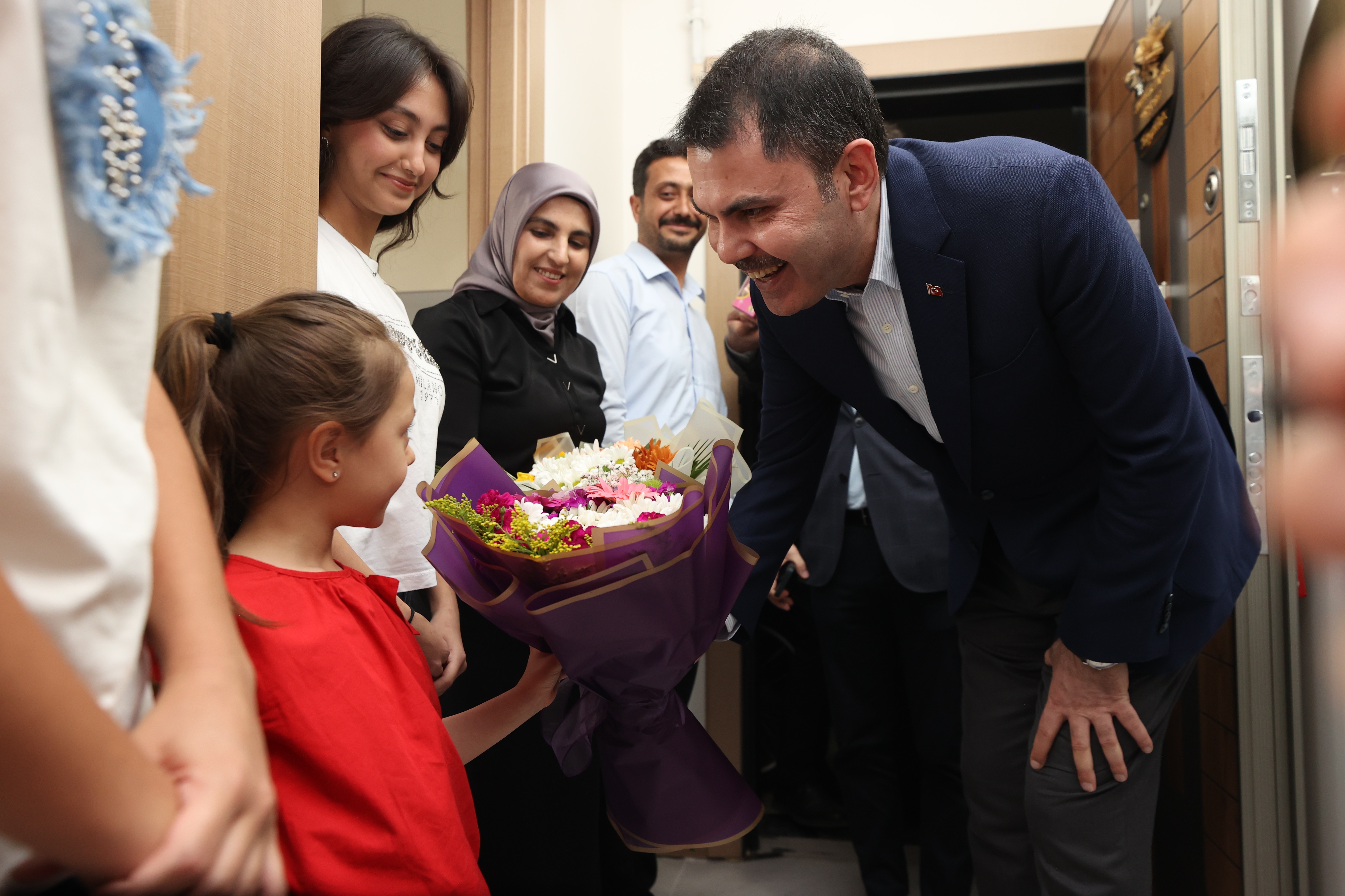 Bakan Kurum dan depremzede aileye ziyaret