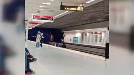 Metro durağında korku anları: Yanlış durakta olduğunu anlayınca raylara atladı