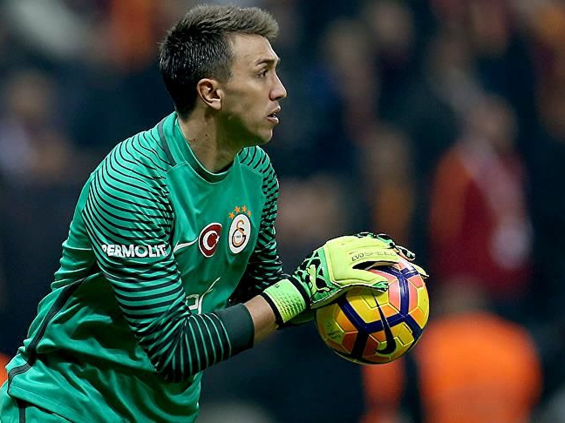 Galatasaray dan flaş Muslera kararı!