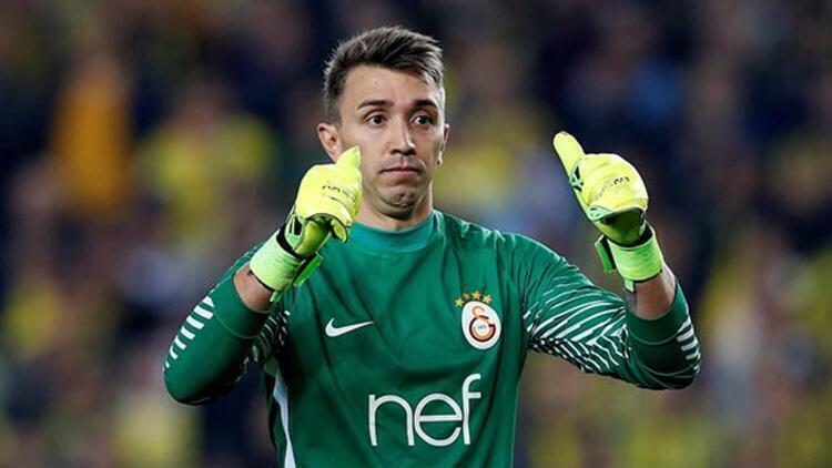 Muslera nın giyeceği eldivene taraftarlar karar verecek