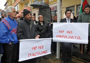 Müslümanlar İslam a saldırıları protesto etti!