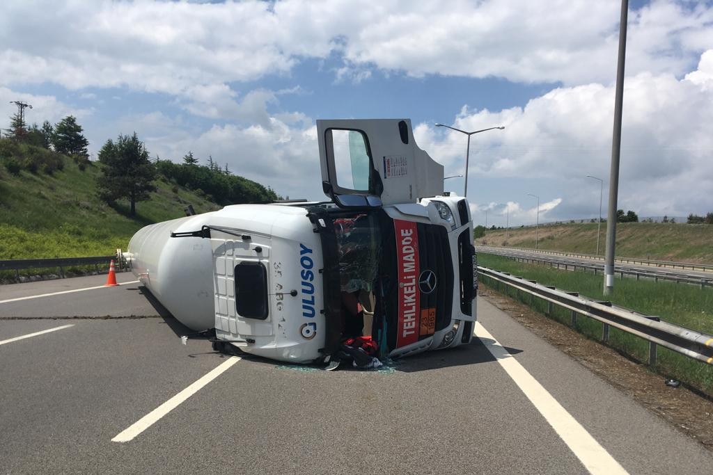 LPG yüklü tanker devrildi: Trafiğe kapatıldı