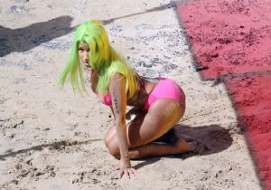 Selena Gomez, Nicki Minaj a mı Özendi? Selena Gomez in Nicki Minaj Taklidi!
