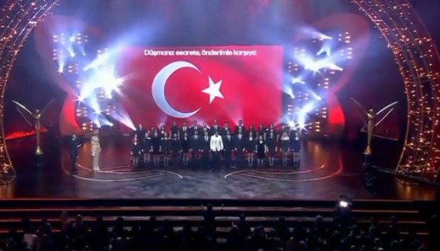 Norm Ender 'Parla'yı söyledi, tüm salon ayakta eşlik etti!