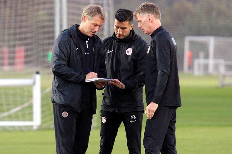 Antalyaspor da Nuri Şahin in ekibinde iki ayrılık