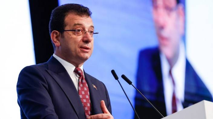 Ekrem İmamoğlu: Sanatçı dostlarımdan özür diliyorum