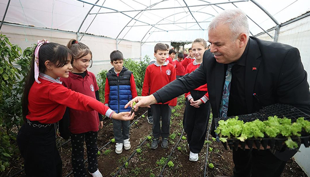 Öğrencilere projeleriyle ilham veriyor