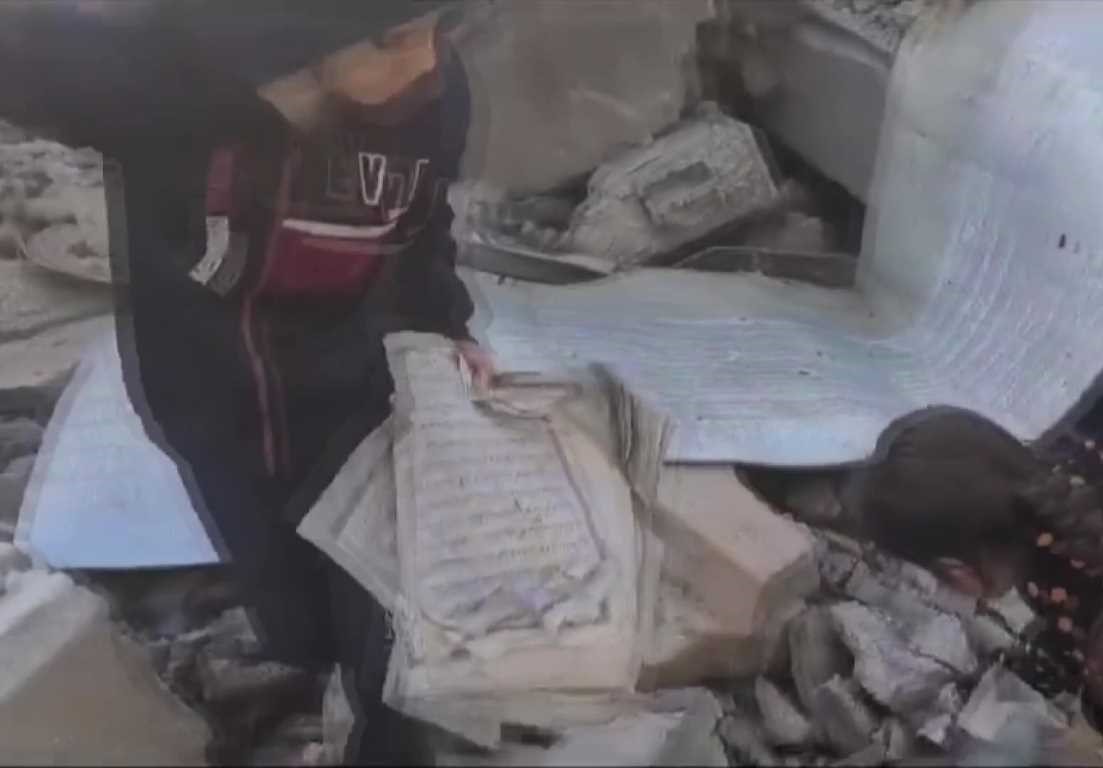 Gazze de çocuklar, saldırıda yerle bir olan cami enkazından Kur’an sayfalarını topluyor