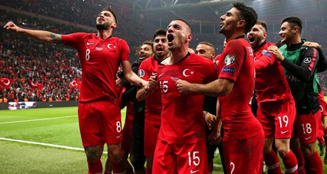 Milli futbolcu gemileri yaktı