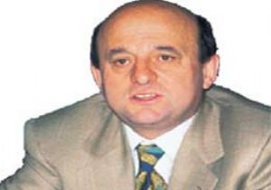 Eski Bakan Dinlemeye Takıldı
