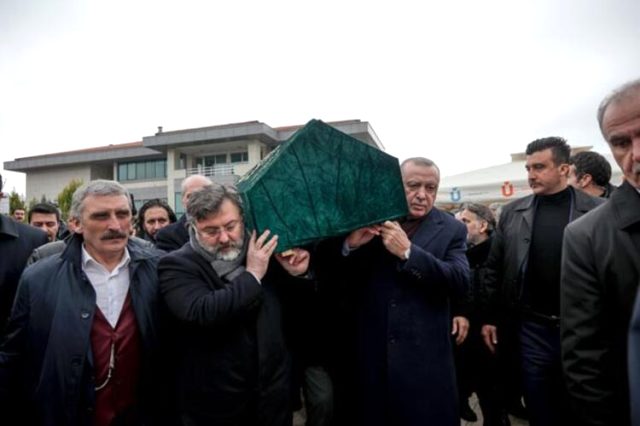 Erdoğan  abimiz  dediği Şahin in tabutuna omuz verdi