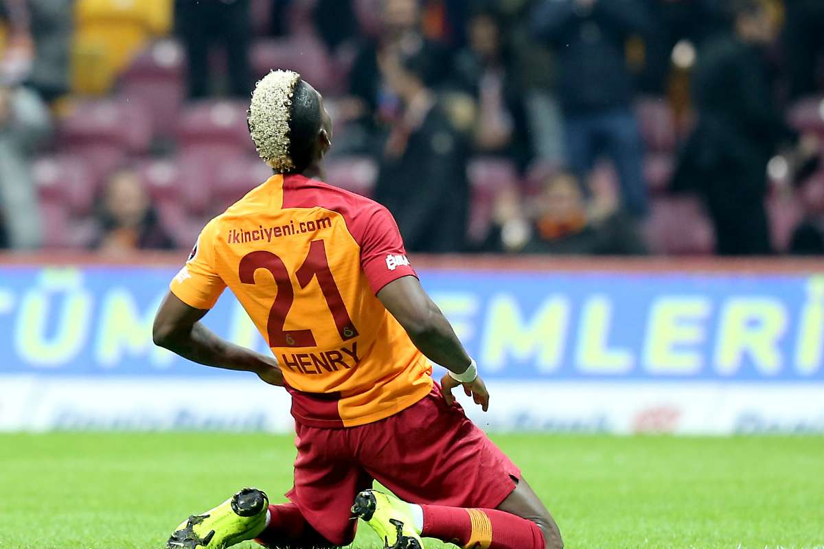 Onyekuru imzayı atıyor