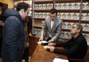 Orhan Pamuk un imza gününe yoğun ilgi!