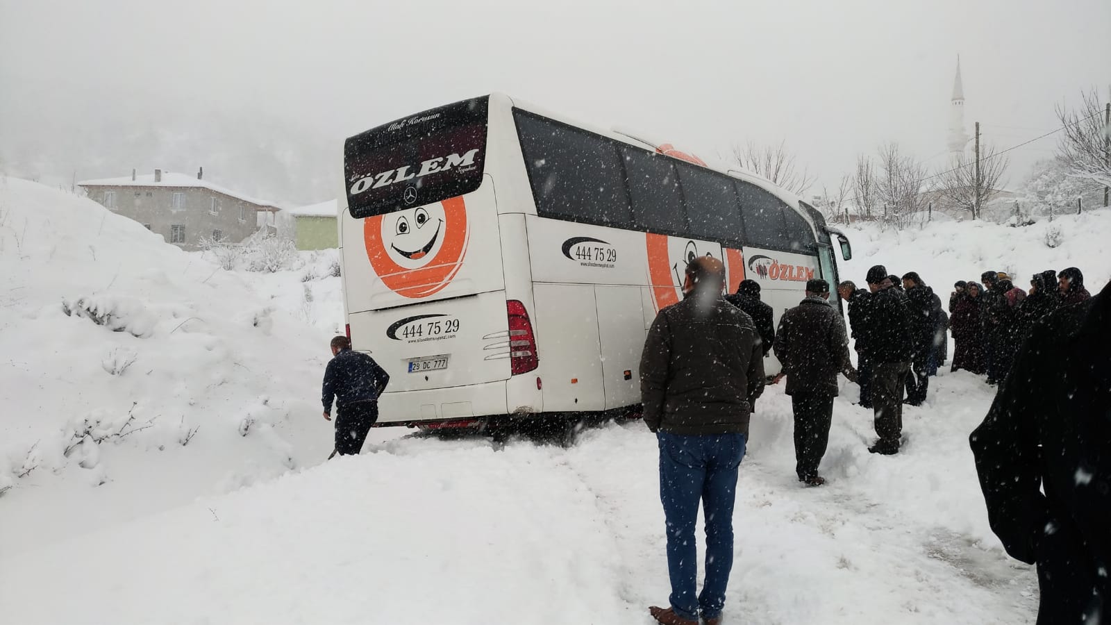 Yolcu otobüsü karda mahsur kaldı