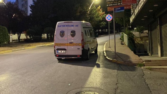 Otomobil bariyerde asılı kaldı: 2 ölü