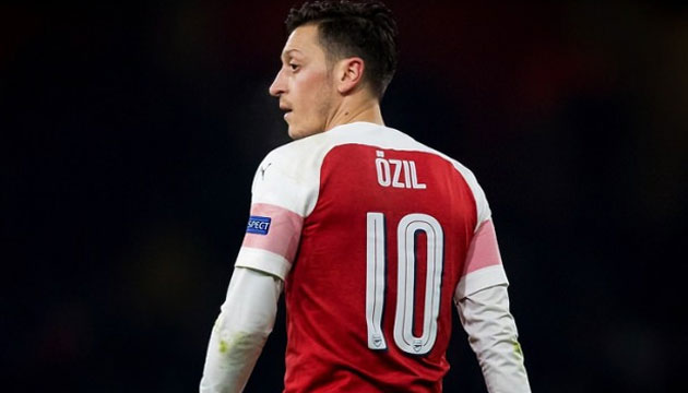 Mesut Özil, Fenerbahçe yi takibe aldı