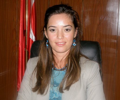 TÜRKÖNE DEN, KAYACI YA CEVAP: KENDİ SANKİ ÇOK KÖKLÜ BİR AİLENİN KIZI!