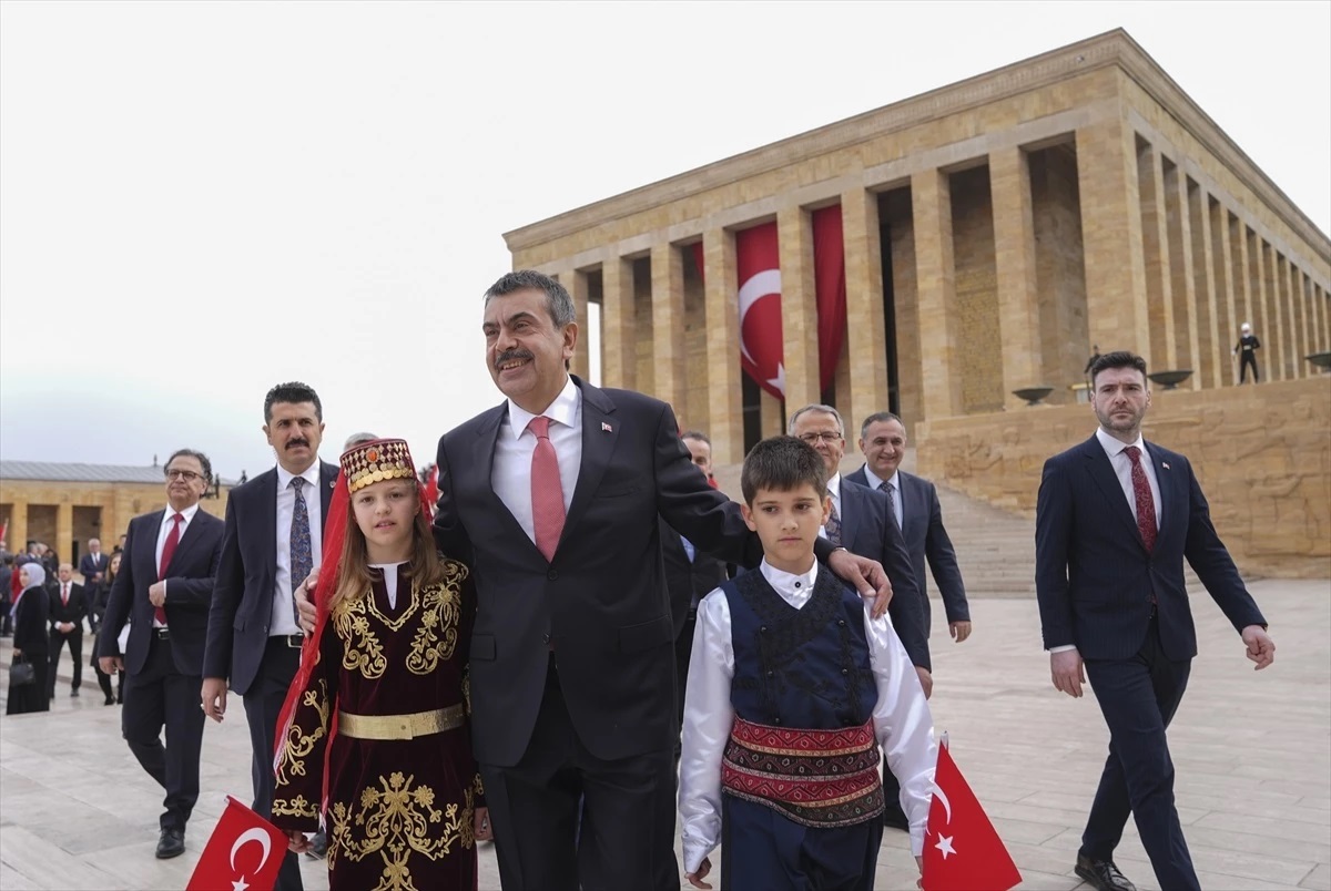 Bakan Tekin den Anıtkabir e ziyaret