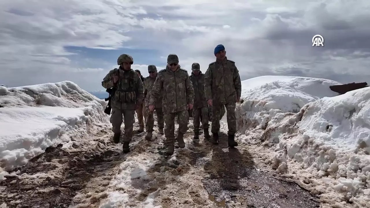 Orgeneral Bayraktaroğlu sınırdaki birlikleri denetledi