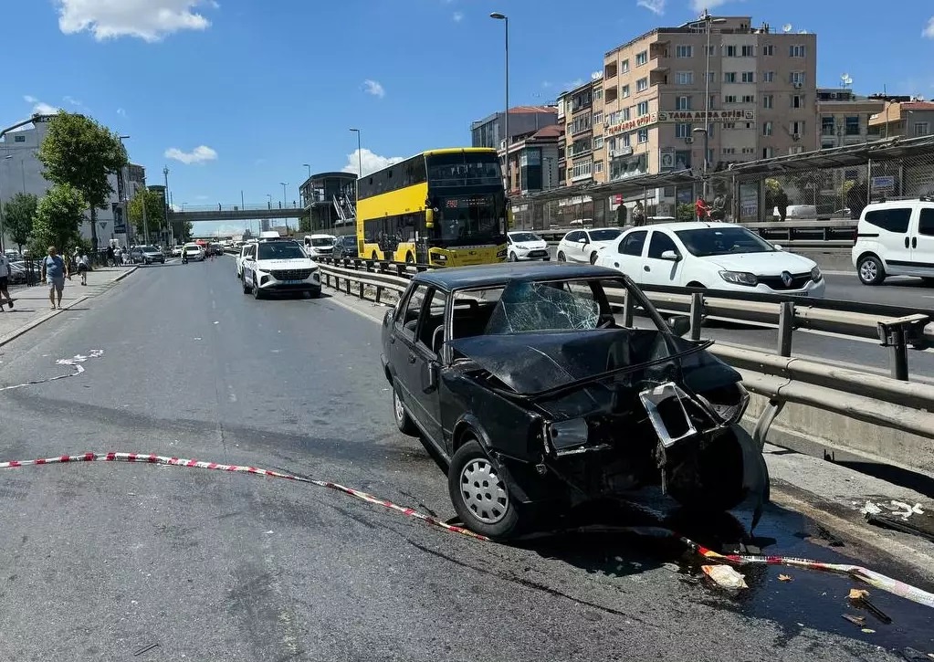 İstanbul da araç yayaların arasına daldı