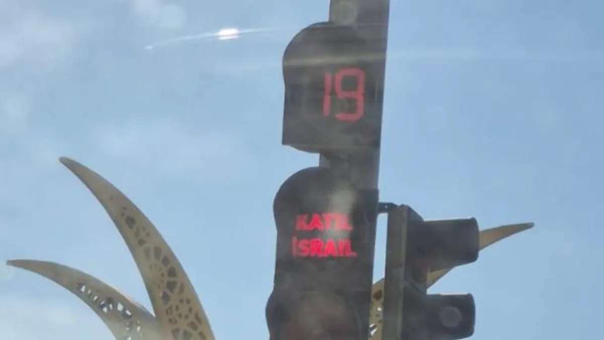 Belediye trafik ışıklarına yazdı: Katil İsrail!