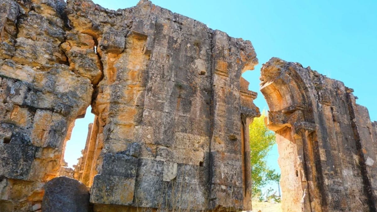 Tarihi kilise definecilerin hedefinde!