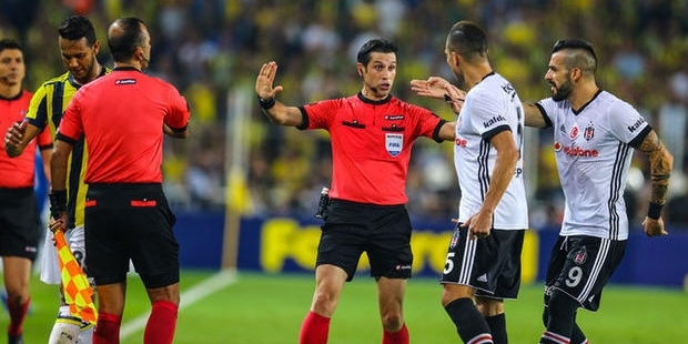 Negredo nun golünü vermeyen hakemin FIFA kokartı geri alındı