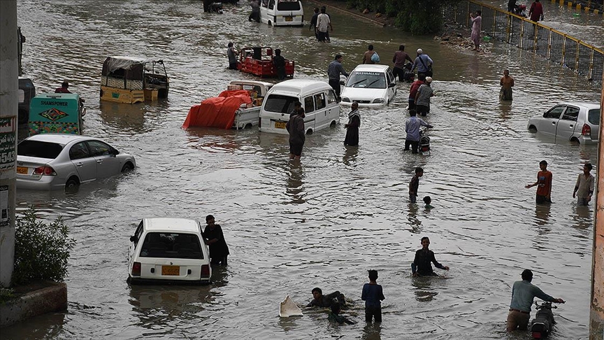 Pakistan ın Karaçi şehrinde şiddetli yağış ve fırtına sebebiyle 5 kişi öldü