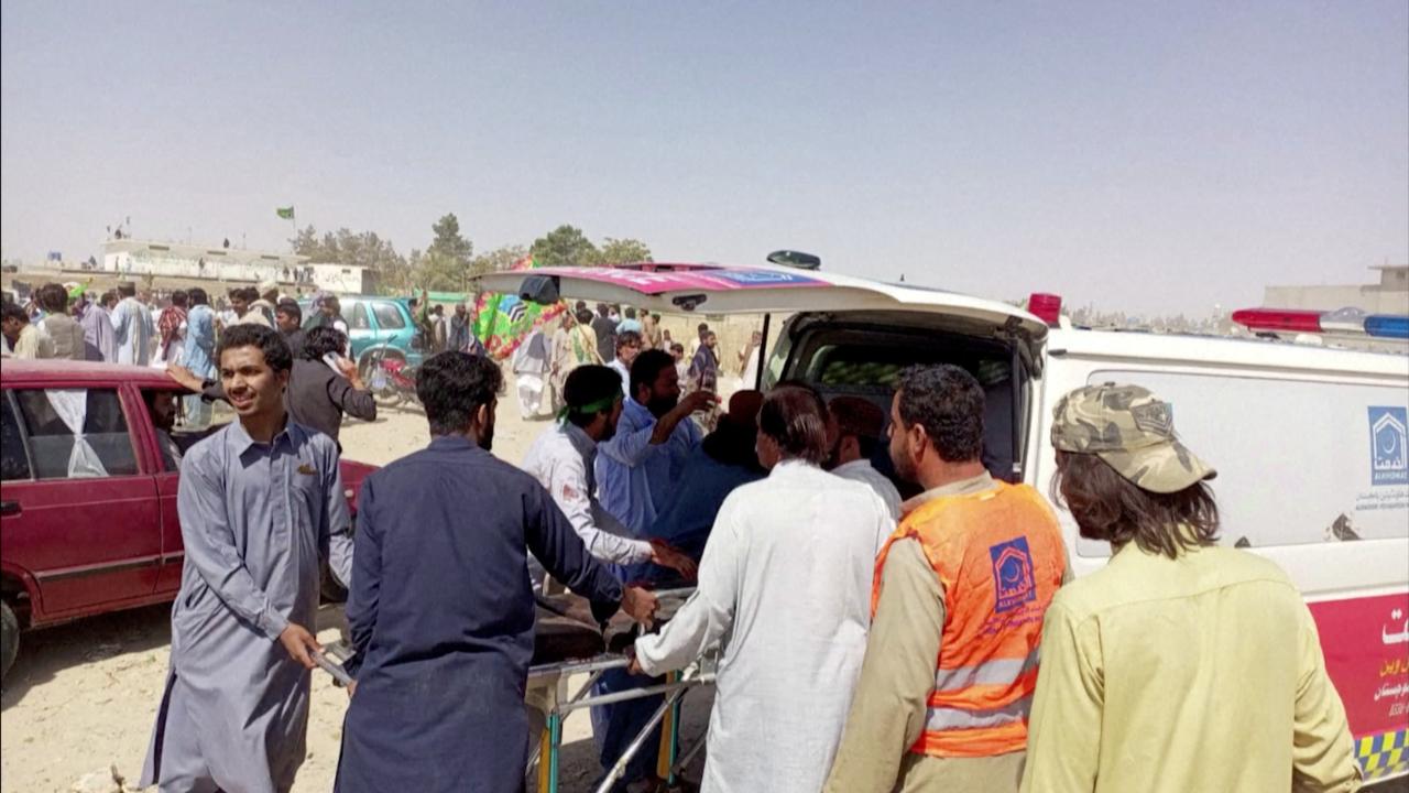 Pakistan da meydana gelen otobüs kazasında 17 kişi öldü