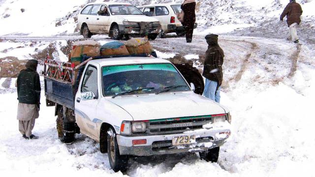Pakistan da kar yağışında mahsur kalan en az 16 kişi donarak öldü
