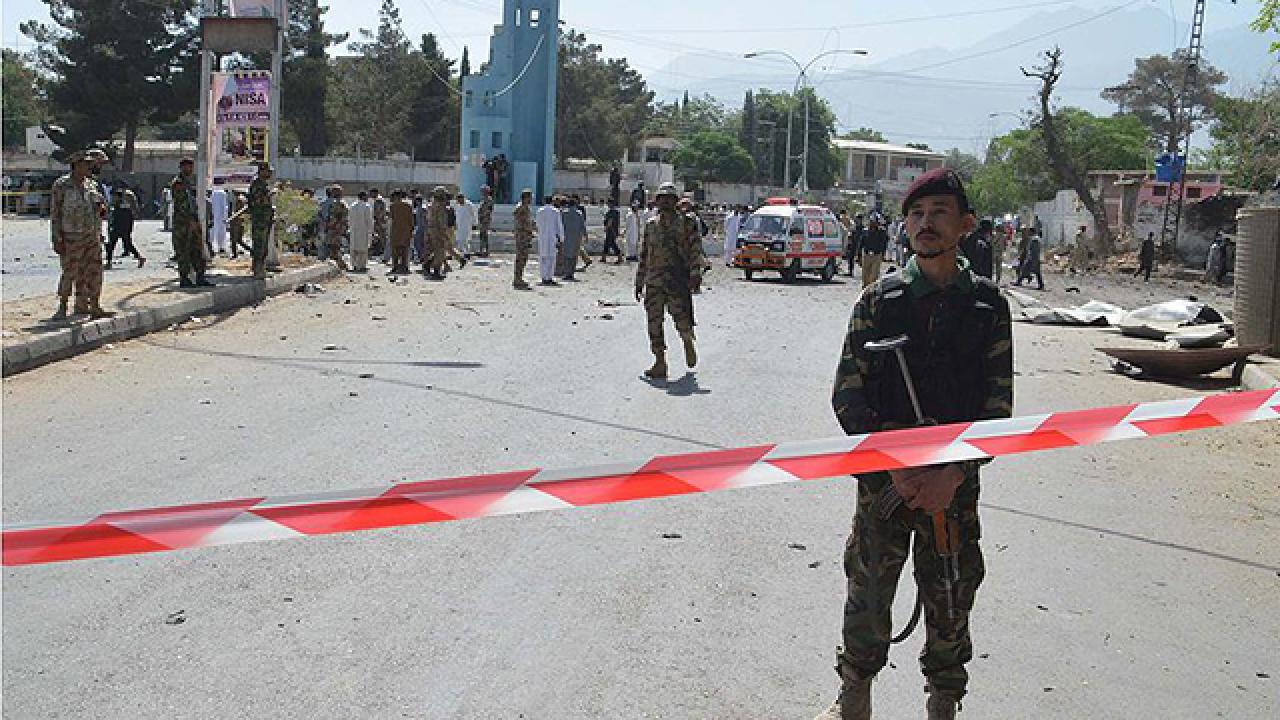 Pakistan da silahlı kişiler yolunu kestikleri otobüsten kaçırdıkları 8 yolcuyu öldürdü