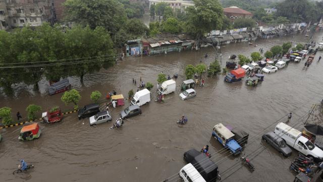 Pakistan da şiddetli yağışların yol açtığı selde 10 kişi öldü