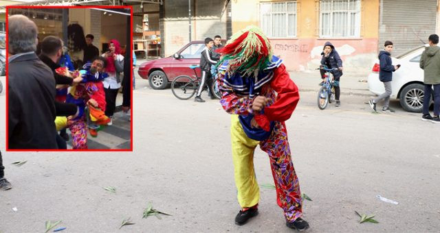 Tipini beğenmediği palyaçoya saldırdı: Şahsı çevredekiler uzaklaştırdı