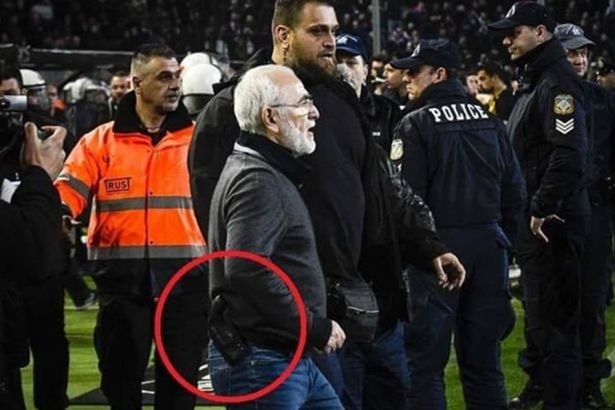 Gol iptal oldu, kulüp başkanı silahla sahaya girdi!