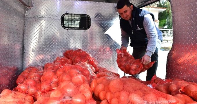 İzmir Belediyesi, patates-soğan dağıtıyor