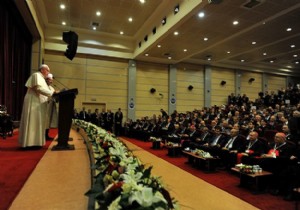 Papa Franciscus u bin dolayında gazeteci takip ediyor!