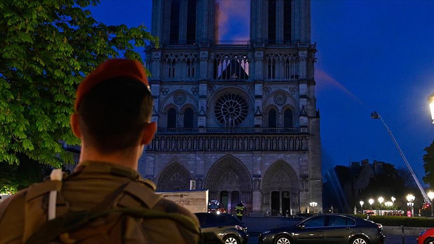  Notre Dame ın yeniden inşasının 5 yılda tamamlanmasını istiyorum 