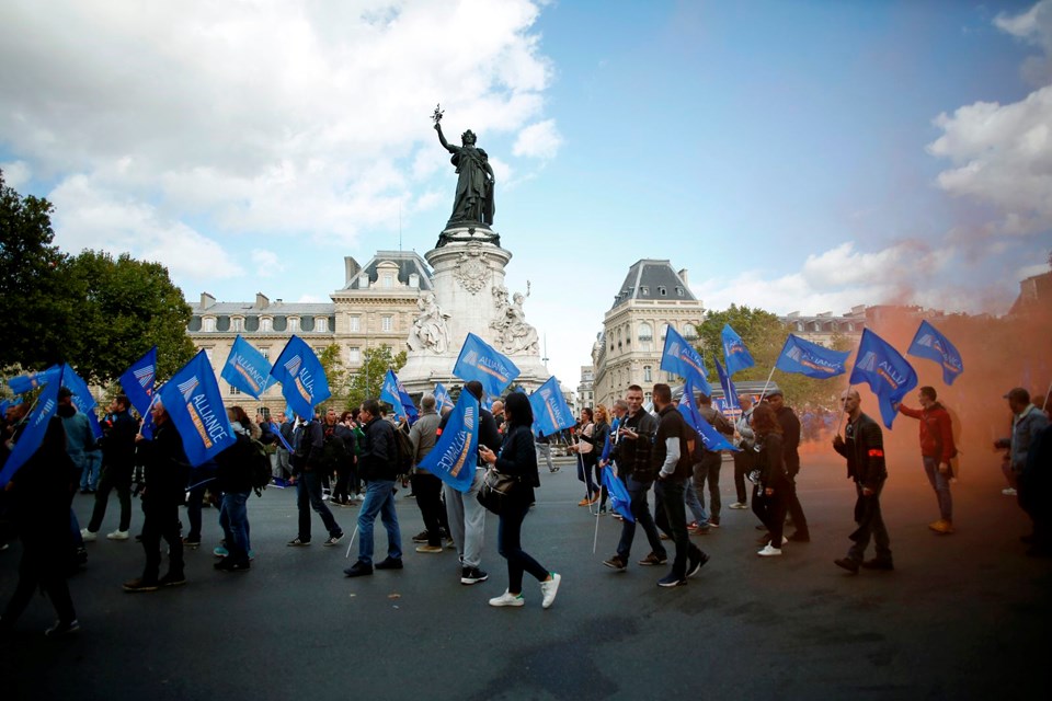 Paris te  polisler eylemde