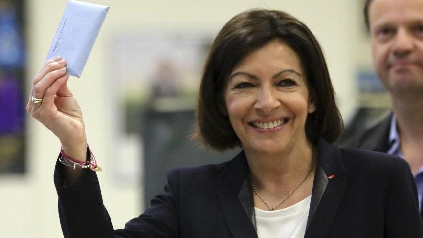 Paris Belediye Başkanı ndan  seçim  kutlaması