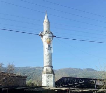 AK Parti bayrağı minareye asıldı
