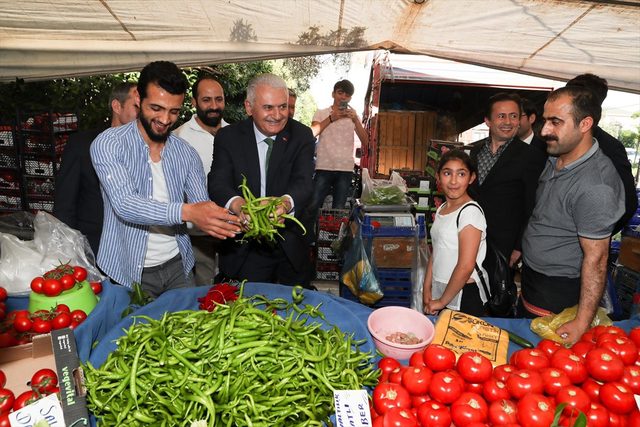 Binali Yıldırım pazar tezgahında