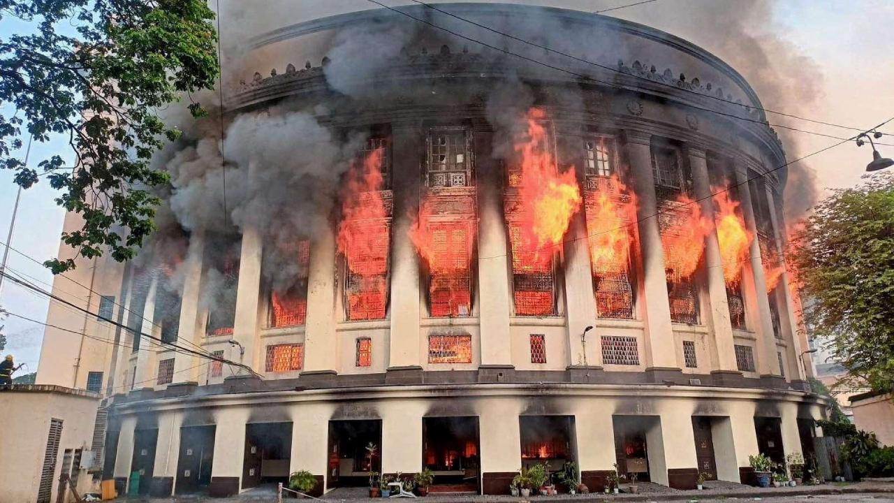 Filipinler de tarihi postanede yangın