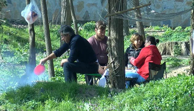 Uyarı dinlemeyen İstanbullu piknikçiler Belgrad Ormanı na akın etti