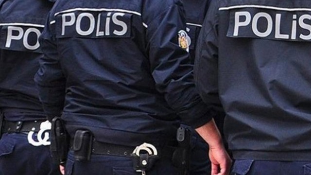 Polislerden gençlere ‘palyaço’ dayağı