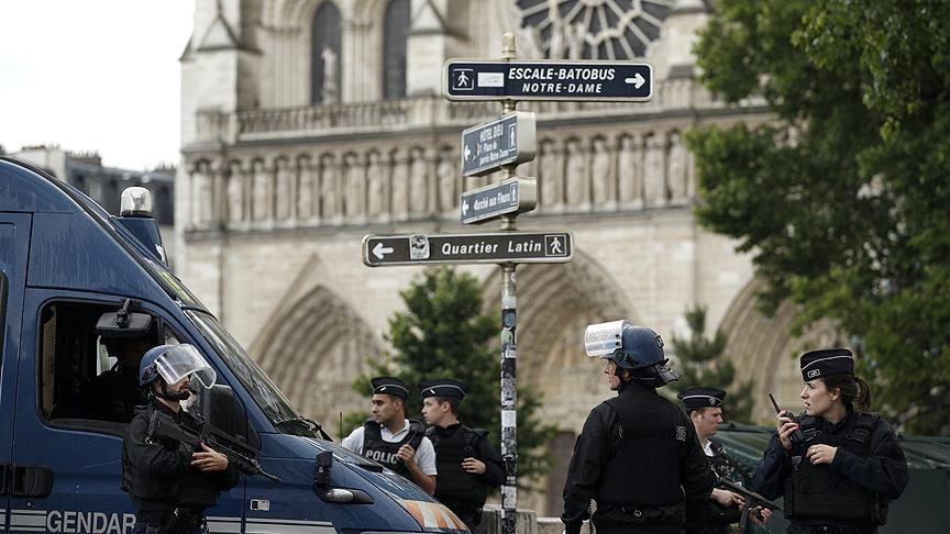 Paris te polise saldırı